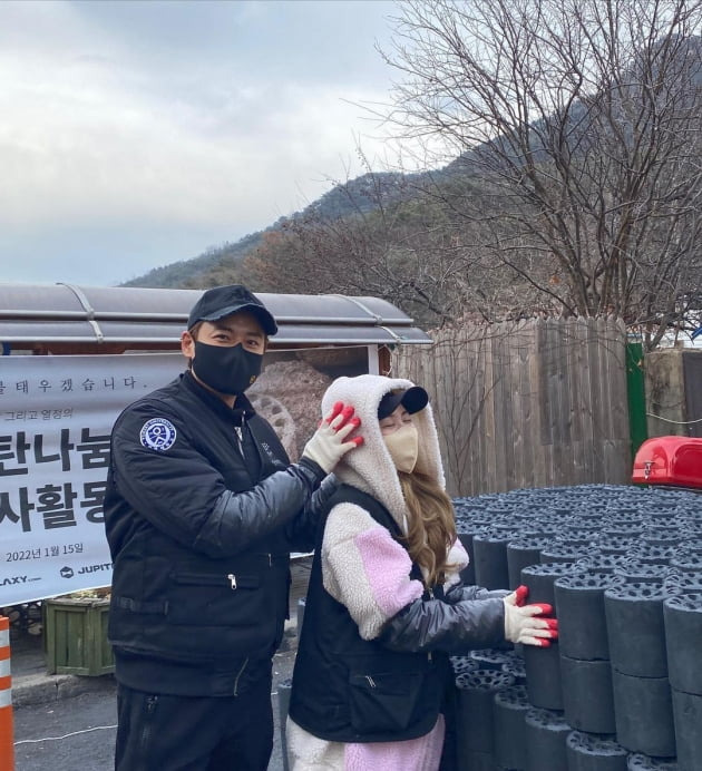 Lee Ji-hoon and Sei Ashinane couple set out for briquette delivery serviceSei Ashinane wrote on her Instagram account on Saturday: Today is a briquette service date; Monday is a lunchbox service date.The first photo is Ji Hoon, who is holding my head instead of briquettes (always teased as my head is a stone briquette head). I set several goals after the New Year.One of them is volunteering, good influence.To make sure that the activities are not just a show, but a daily life ... that you have given me health, so I can do a lot of activities this year ... I think it will help my body if I serve.When I wake up in the morning, I think of Omans thoughts and excuses, Oh, do not go today, Im a little sick. Hing...Well, anyone can. But when you go out, you get more energy, and most of all, with your husband, and your family, youre doubling the energy you get!In a recent lecture, a 102-year-old senior said that people who live for me can not live long and people who live for the nation and nation live long.I did not mean that it was just a sacrifice, so I was not compensated, but I thought that the energy I received for someone like today is the source of it.What did you plan for the new year? I pray that everything will be okay. In the photo, Sei Ashina and Lee Ji-hoon participated in briquette delivery service activities, and the couples sincere participation in volunteer activities together gives a warm heart.Lee Ji-hoon married Sei Ashinane, a Japanese under 14 years old.