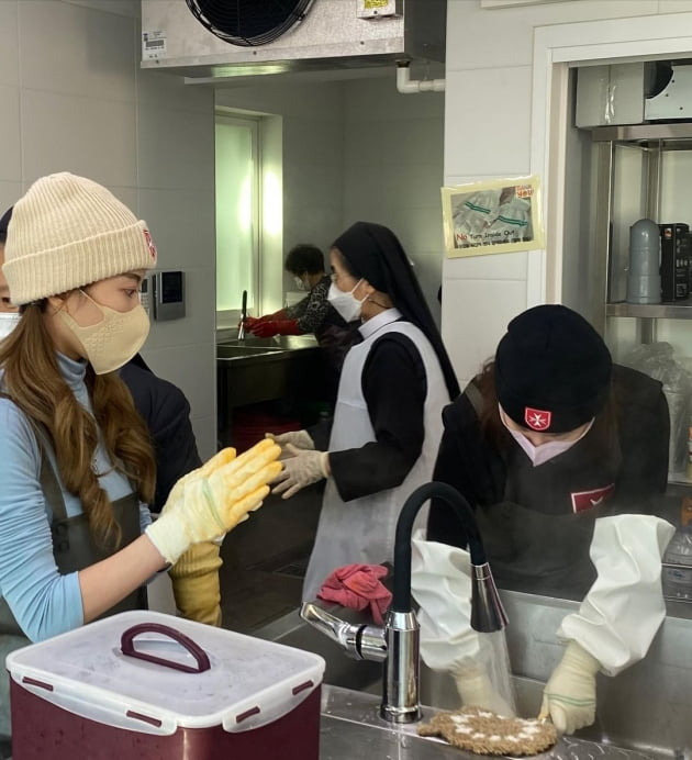 Lee Ji-hoon and Sei Ashinane couple set out for briquette delivery serviceSei Ashinane wrote on her Instagram account on Saturday: Today is a briquette service date; Monday is a lunchbox service date.The first photo is Ji Hoon, who is holding my head instead of briquettes (always teased as my head is a stone briquette head). I set several goals after the New Year.One of them is volunteering, good influence.To make sure that the activities are not just a show, but a daily life ... that you have given me health, so I can do a lot of activities this year ... I think it will help my body if I serve.When I wake up in the morning, I think of Omans thoughts and excuses, Oh, do not go today, Im a little sick. Hing...Well, anyone can. But when you go out, you get more energy, and most of all, with your husband, and your family, youre doubling the energy you get!In a recent lecture, a 102-year-old senior said that people who live for me can not live long and people who live for the nation and nation live long.I did not mean that it was just a sacrifice, so I was not compensated, but I thought that the energy I received for someone like today is the source of it.What did you plan for the new year? I pray that everything will be okay. In the photo, Sei Ashina and Lee Ji-hoon participated in briquette delivery service activities, and the couples sincere participation in volunteer activities together gives a warm heart.Lee Ji-hoon married Sei Ashinane, a Japanese under 14 years old.