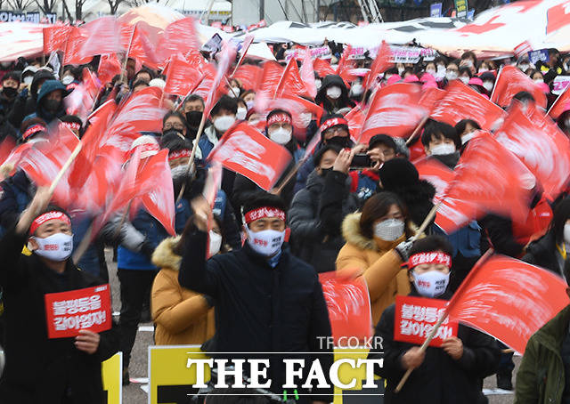 민주노총 등 진보단체로 구성된 전국민중행동이 15일 오후 서울 영등포구 여의도공원에서 '2022 민중총궐기'를 개최한 가운데 참가자들이 구호에 맞춰 깃발을 휘두르고 있다./이동률 기자