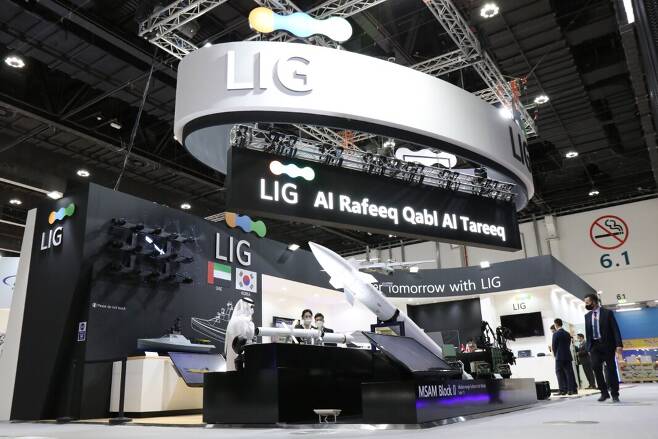 지난해 2월 21일 아랍에미리트(UAE) 아부다비에서 열린 국제 방위산업전시회 ‘IDEX 2021’ LIG넥스원 홍보전시관에 전시된 '천궁-II’ 모형. /LIG넥스원 제공