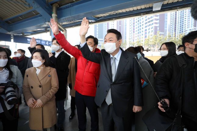 윤석열 국민의힘 대선 후보가 15일 부산 기장군 일광역에 도착해 울산으로 향하는 동해선 광역전철을 기다리며 지지자들에게 손을 흔들며 인사하고 있다. ⓒ데일리안 류영주 기자