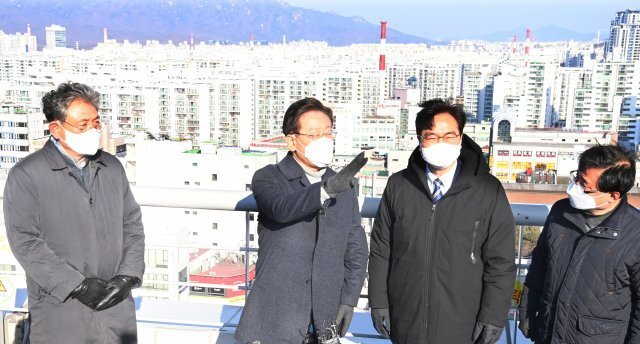 이재명 더불어민주당 대선 후보(왼쪽에서 두 번째)가 13일 서울 노원구 한 빌딩 옥상에서 아파트 단지를 둘러보며 발언하고 있다. 이날 이 후보는 재개발 재건축 용적률을 500%까지 늘리겠다는 공약을 내놨다. 동아일보DB