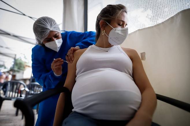 파라과이 수도 아순시온의 한 병원에서 임신부가 모더나의 신종 코로나바이러스 감염증(코로나19) 백신을 접종받고 있다. 연합뉴스 제공