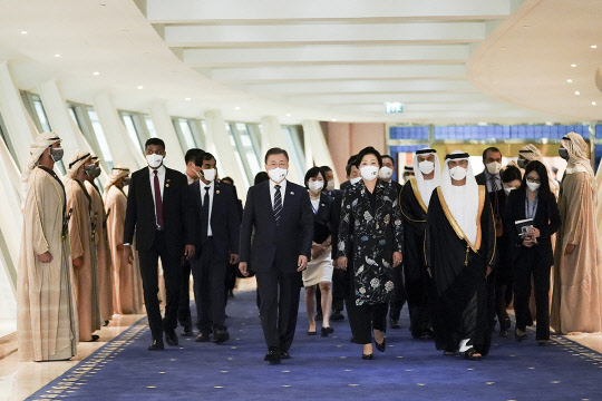 문재인 대통령이 16일 아랍에미리트(UAE) 두바이 공항에 내려 도착 행사에 참가하기 위해 이동하고 있다. 청와대 제공.