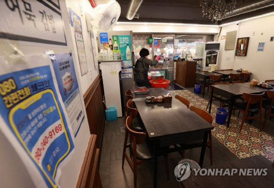서울 종로구 광장시장의 한 식당에서 종업원들이 점심 장사를 준비하고 있다.    <연합뉴스>