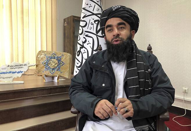 자비훌라 무자히드 탈레반 대변인이 15일 아프간 카불 사무실에서 <에이피>(AP)와 인터뷰하고 있다. 카불/AP 연합뉴스