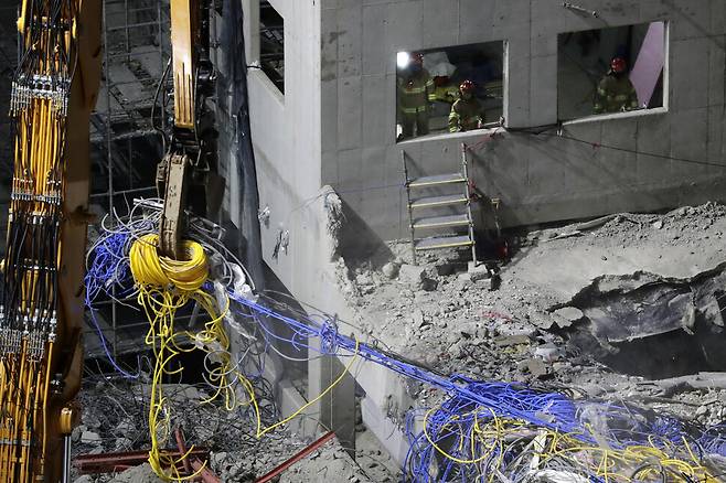 16일 저녁 붕괴사고가 일어난 광주 서구 화정아이파크 아파트 신축공사 현장에서 크레인이 잔해를 제거하는 동안 119 구조대원들이 실종자들을 수색하고 있다. 광주/김명진 기자 littleprince@hani.co.kr