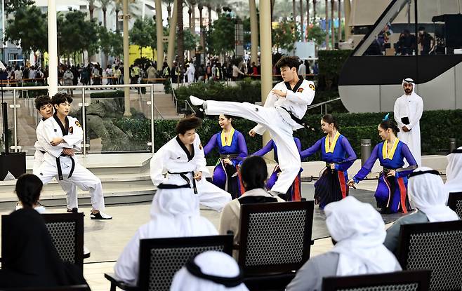 16일(현지시각) 아랍에미리트 두바이엑스포장에서 열린 ‘한국의 날’ 행사에서 태권도 시범이 펼쳐지고 있다. 두바이/윤운식 선임기자