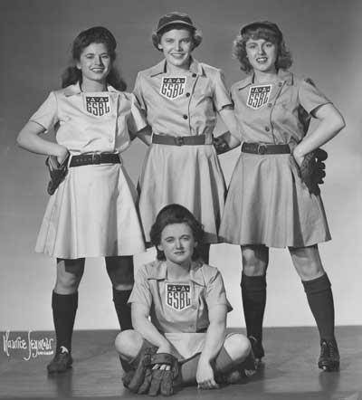 미국 여자프로야구 리그(AAGPBL) 첫해였던 1943년 리그에서 뛰었던 여성 선수들. AAGPBL 홈페이지