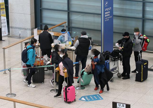 14일 인천국제공항 1터미널에서 해외 입국자들이 이동하고 있다. 영종도=뉴스1