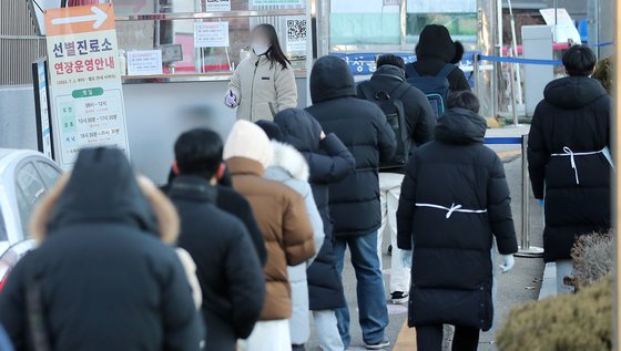 14일 오전 서울 강서구 보건소에 마련된 선별진료소를 찾은 시민들이 검체검사를 받기 위해 줄 서서 대기하고 있다. 뉴스1