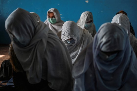 지난해 11월 아프간 여학생들이 학교에서 공부하고 있는 모습. [AFP=연합뉴스]
