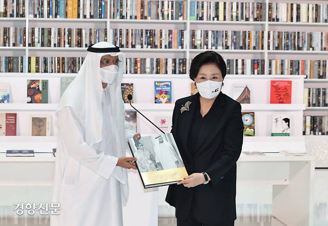 김정숙 여사가 16일 오전(현지시각) 모하메드 빈 라시드 도서관에서 열린 ‘한-UAE 지식문화 교류식’에서 도서관장으로부터 중동권 유명 가수의 책을 선물받고 있다. 2022.1.16 두바이/강윤중 기자