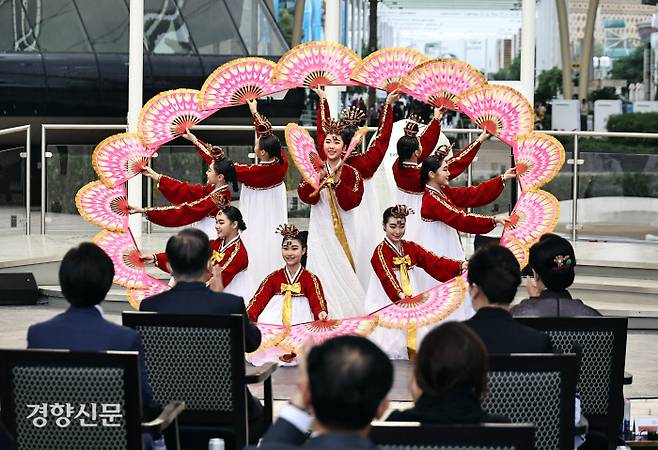 16일(현지시간) 두바이 엑스포 알 와슬 플라자에서 열린 두바이 엑스포 ‘한국의 날’ 공식행사에서 한국무용단의 부채춤 공연이 펼쳐지고 있다. 두바이/강윤중 기자