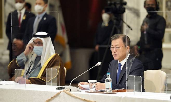 President Moon Jae-in, who is in Dubai for a three-day visit as part of his trip to the Middle East, speaks at a business forum held in Dubai, Sunday. (Yonhap)