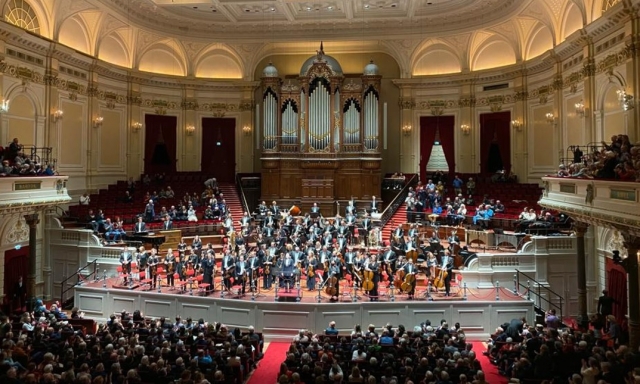 성시연이 지난해 11월 5일 세계 최정상 악단 가운데 하나인 네덜란드 로열 콘세르트허바우 오케스트라를 지휘했다.   성시연 제공