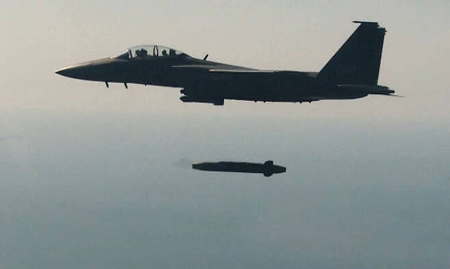 공군 F-15K 전투기가 타우러스 공대지미사일을 가상 표적을 향해 발사하고 있다. 세계일보 자료사진