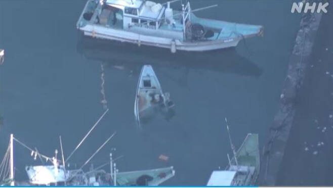 NHK 헬리콥터가 16일 고치현 무로토시 항구에서 쓰나미로 배가 침몰하고 있는 현장을 포착했다. NHK 캡처