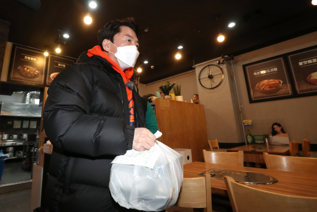 안철수 국민의당 대선 후보가 16일 부천 상동의 한 음식점에서 '안철수를 팝니다' 철수마켓의 일환으로 일일 알바생으로 나서 배달을 하고 있다./권욱 기자