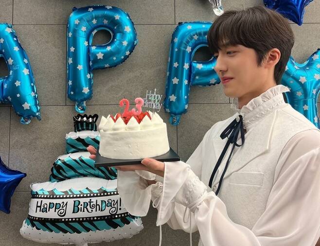 SF9 Kang Chan-hee boasted of princely visualsKang Chan-hee posted two photos on his instagram on the 15th with an article entitled Thank you for the show music center.Inside the picture is a picture of Kang Chan-hee celebrating his 23rd birthday.Kang Chan-hee smiles with a cake in front of a wall decorated with Happy Birthday of Oguogu.Kang Chan-hee showed off his princes visuals in a bright white-toned costume while the phrase HAPPY BIRTHDAY PRINCE in the balloon caught the eye.Fans cheered with comments such as Happy Birthday in advance, It is a good drink, and It is handsome.Kang Chan-hee is 23 years old this year, born on January 17, 2000, and his group SF9 will hold a solo concert 2022 SF9 Live Fantasy #3 IMPERFECT at the Olympic Hall in Olympic Park for three days from 21st to 23rd.