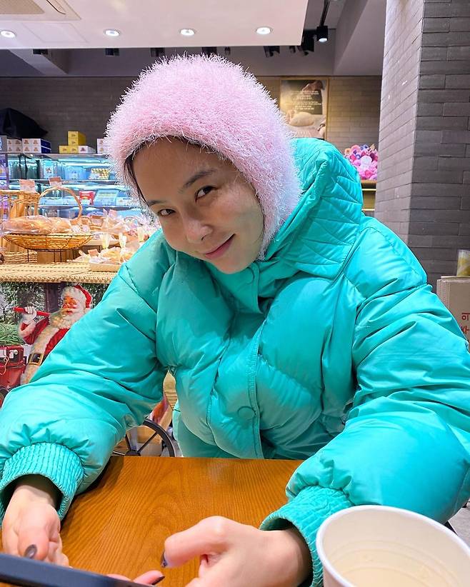 Kim Na-young posted a photo on his Instagram page on Wednesday.Kim Na-young in the public photo boasted a unique fashion sense by matching pink barraclava, mint padding and unique pattern pants.Kim Na-young is walking down the streets of Seoul, enjoying a date with someone, and Kim Na-youngs eyes, which drip with honey, caught the attention of viewers.On the other hand, Kim Na-young appeared with his two sons in JTBC I Raise, which recently ended, and started public devotion with singer MY Q.Photo: Kim Na-young Instagram