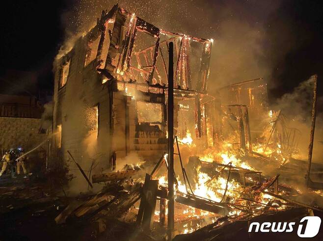 17일 오전 3시 41분쯤 강원 춘천 사북면 고탄리의 한 목조주택에서 화재가 발생했다.(강원도소방본부 제공) 2022.1.17/뉴스1