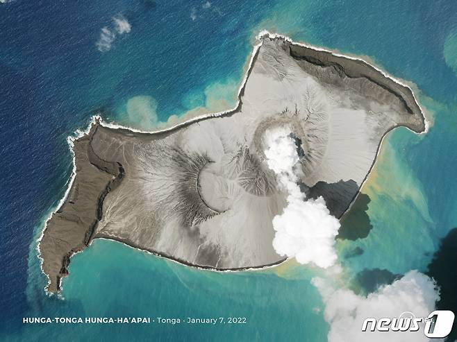 15일 (현지시간) 남태평양 통가 인근 ‘흥가 통가-흥가 하파이’ 해저 화산이 폭발하기 전에 연기가 솟아오르고 있다. © 로이터=뉴스1 © News1 우동명 기자