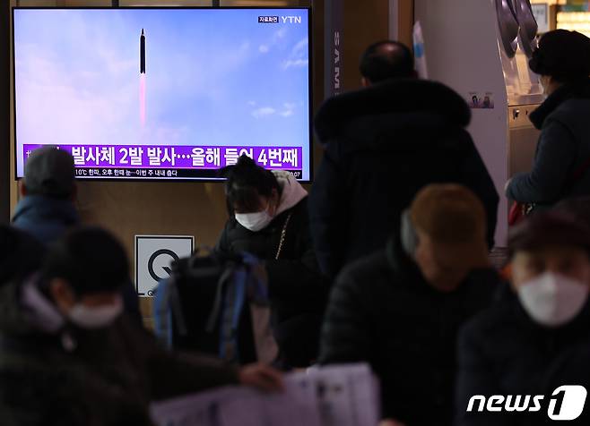북한이 단거리 탄도미사일 2발을 발사하며 네 번째 무력시위를 벌인 17일 서울역에 설치된 TV 화면에 관련 뉴스가 나오고 있다. 2022.1.17/뉴스1 © News1 안은나 기자