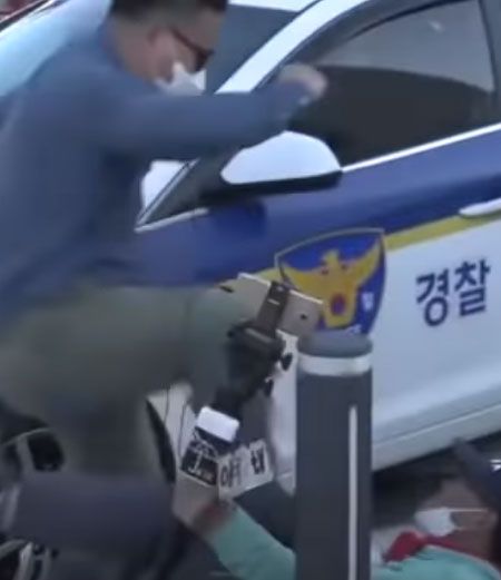 '7시간 녹음' 그 직원, 과거 유튜버 폭행 장면 - 유튜브 채널‘서울의 소리’촬영기사 이명수씨가 지난 2020년 서울 서초동 대검찰청 앞에서 다른 유튜버를 발로 차며 폭행하는 장면. /유튜브