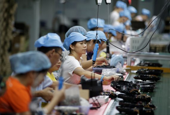 중국 선전 '마츠텍' 공장에서 노동자들이 로봇청소기 생산라인에서 일하고 있다. /사진=로이터뉴스1