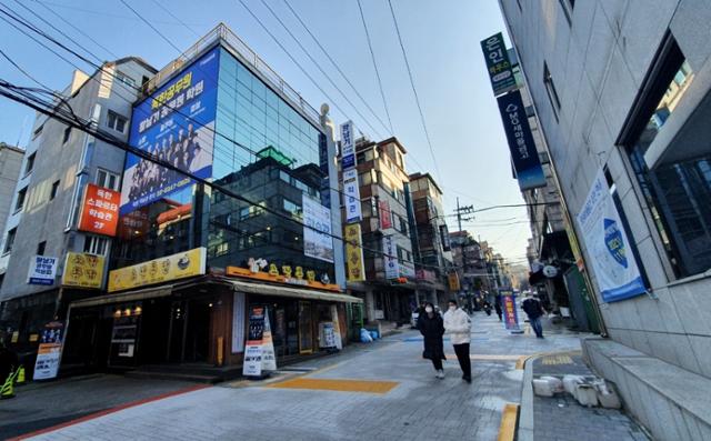 서울대 인근 상점들이 몰려 있는 서울 관악구 신림동 거리. 한국일보 자료사진