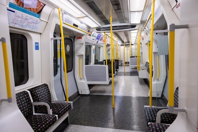 신종 코로나바이러스 감염증(코로나19) 하루 신규 확진자가 처음으로 20만 명을 넘어선 4일 영국 런던 지하철의 한 객차 안이 텅 비어 있다. 런던=EPA 연합뉴스