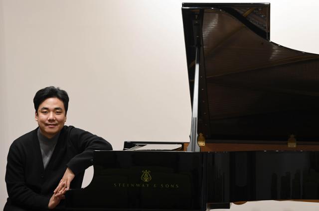 혼자 하는 작업이 많은 피아니스트 손정범은 이달 11일 스타인웨이 갤러리서울에서 진행한 인터뷰에서 "함께 하는 앙상블 공연을 하게 되어 좋다"고 말했다. 서재훈 기자