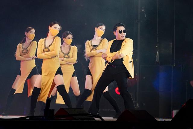 가수 싸이가 16일 ‘한국의 날’ 부대행사로서 두바이 엑스포장 내 쥬빌리공원에서 열린 ‘한국의 날 K-POP 콘서트'에서 열창하고 있다. 두바이=왕태석 선임기자