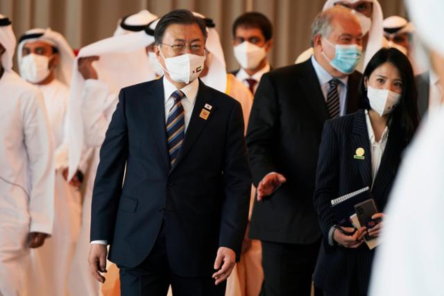 아랍에미리트를 순방 중인 문재인 대통령이 17일 두바이 엑스포 전시센터에서 열린 '아부다비 지속가능성주간 개막식 및 자이드상 시상식'에 참석하고 있다. 두바이=AP 연합뉴스