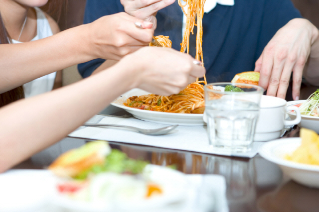 점심 식사를 외식으로 하면 가정식보다 지방·콜레스테롤 섭취량이 많고, 포화지방의 섭취 비율이 높은 것으로 밝혀졌다./사진=클립아트코리아