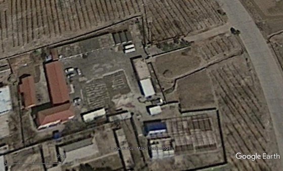 2011년 3월 23일 촬영한 금강산 시역 북한 시설. 이날 금강산 관광 버스는 장전한 인근의 연유공급소(주유소) 광장에 주차돼 있다. [사진=구글어스]