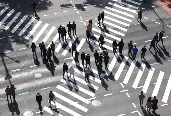 직장이 밀집한 서울 종로의 한 횡단보도에서 시민들이 길을 건너고 있다. 연합뉴스
