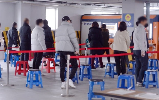 17일 오전 광주 북구보건소 선별진료소에서 시민들이 진단검사를 받기 위해 길게 줄지어 서 있다. /사진=뉴스1
