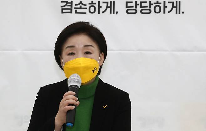 Justice Party presidential candidate Sim Sang-jung speaks at a press conference on Monday. (Yonhap)