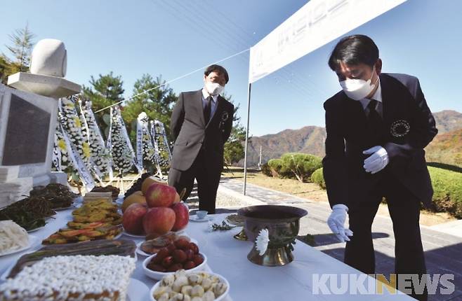 최문순 화천군수가 지난해 간동면 자유수호희생자 위령탑을 찾아 참배하고 있다.