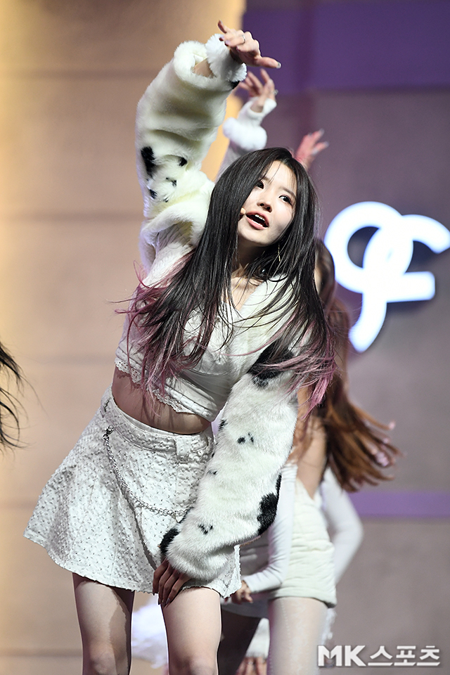 A showcase commemorating the release of the group Fromis 9 Mini 4th album Midnight Guest (Midnight Guest) was held at Blue Square in Hannam-dong, Yongsan-gu, Seoul on the afternoon of the 17th.Midnight Guest is an album that gives a surprise visit to those who are having a free night by Fromis 9, who escaped early in the morning.It contains a variety of moments of deviation, the night of the city, and unexpected situations.Fromis 9 Song Ha-young has a new stage.The title song DM is a pop genre song that shows a faint-feeling code progression and a funky bass line.The cooler chorus part is impressive, and you can feel the lovely sensibility of Fromis 90,000.