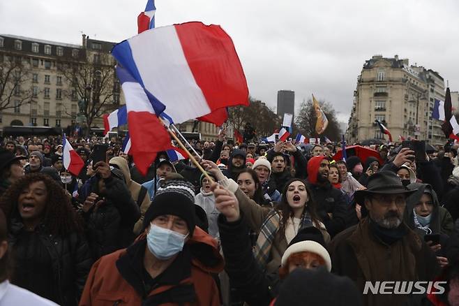 [파리(프랑스)=AP/뉴시스] 지난 8일(현지시간) 프랑스 수도 파리에서 코로나19 백신 패스에 대해 반대하는 시위대가 행진하고 있다. 2022.01.17.