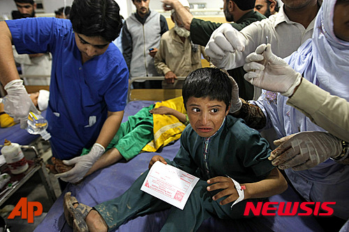 【페샤와르=AP/뉴시스】26일 인근 아프간 북부 발 강진에 인명 피해가 150명을 육박하고 있는 파키스탄에서 의료진이 지진 피해자들을 치료하고 있다. 2015.10.27