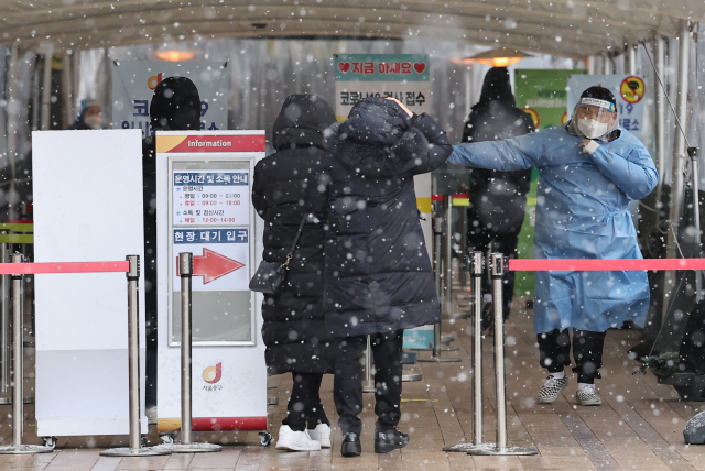 17일 오후 서울 중구 서울시청 앞 코로나19 임시 선별검사소에 눈이 내리고 있다. /연합뉴스