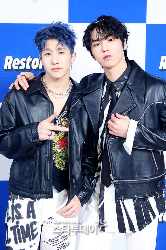 Group Astro Unit Chen Zhen & Rocky has a photo time at the showcase commemorating the release of their first mini album Restore, which was broadcast live online on the afternoon of the 17th.