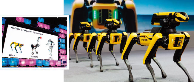 1월 5일(현지시간) ‘CES 2022’ 현대자동차 부스에서 방탄소년단 노래에 맞춰 공연하는 로봇 개 ‘스팟’.[GettyImages(왼쪽), 뉴스1]