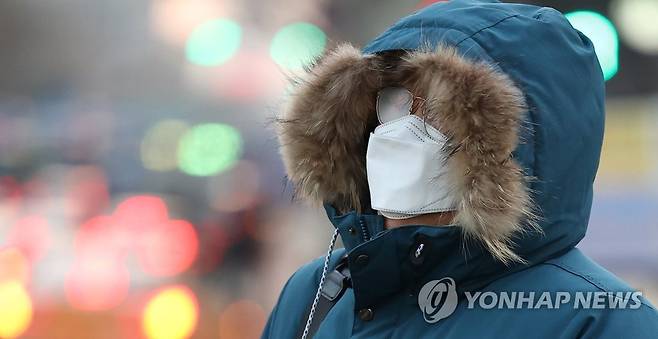 쌀쌀한 출근길 서울 세종로사거리에서 두꺼운 옷차림의 시민이 횡단보도 신호를 기다리고 있다. [연합뉴스 자료사진]