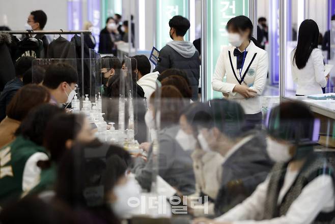 2022학년도 정시 대학입학정보 박람회가 열린 지난해 12월 16일 서울 강남구 코엑스에서 학생 및 학부모들이 상담하고 있다.(사진=뉴시스)