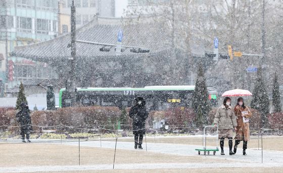 17일 오후 서울 중구 서울시청 앞 광장에 눈이 내리고 있다. 〈사진=연합뉴스〉